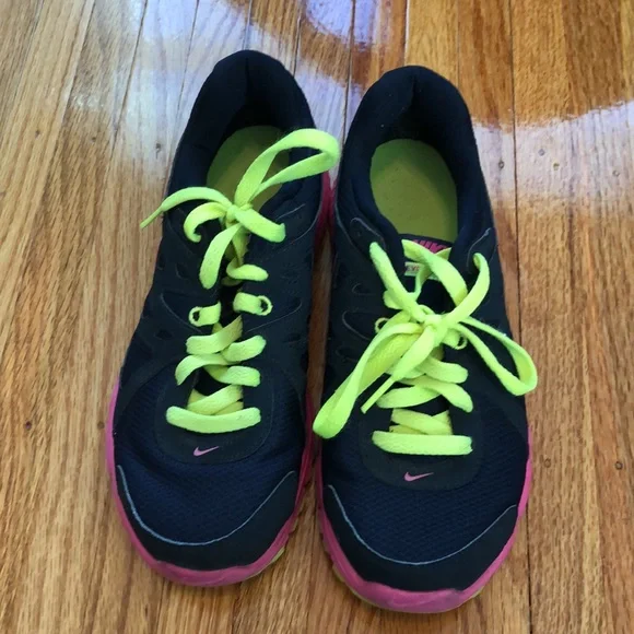 *SOLD* Women’s Nike Revolution 2 Running Shoes - Picture 2 of 8